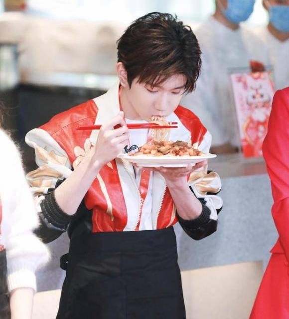 热巴王源首次同框,两人拉面条场面欢乐,王源秒变干饭人太喜感_表演