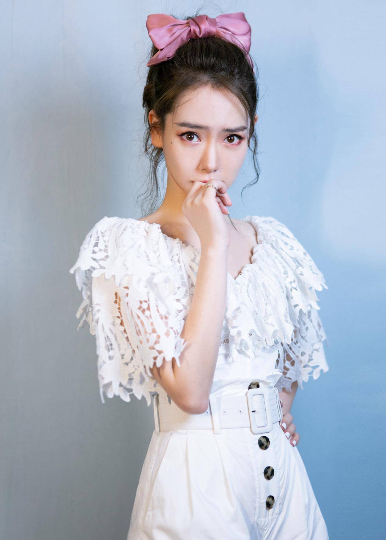 用日用品拍大片,扎蝴蝶结美成女团_时尚_造型_薇娅