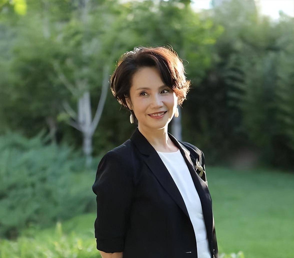 徐丽:34岁嫁名夫,对儿子充满愧疚,退休后引发争议