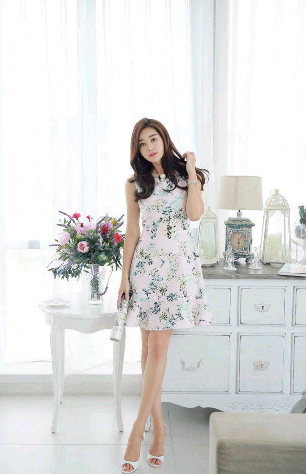 优雅又娴静的美女子