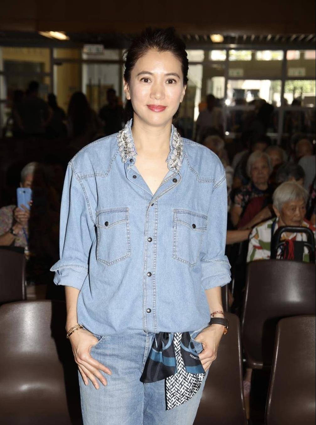 奔五的袁咏仪不仅老公疼爱,还走在时尚前沿,是我们羡慕的样子_女性