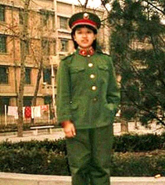 韩红自称是校花,本来以为她在开玩笑,看到她18岁时的照片我信了_身材