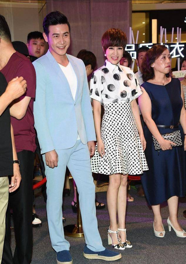 陆毅一只手牵着鲍蕾的小手,护妻之情溢出屏幕,两个人的身高差也相当呆