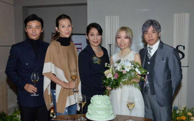 目前她留在家当家庭主妇,有适合的工作才接,老公则会两边飞.