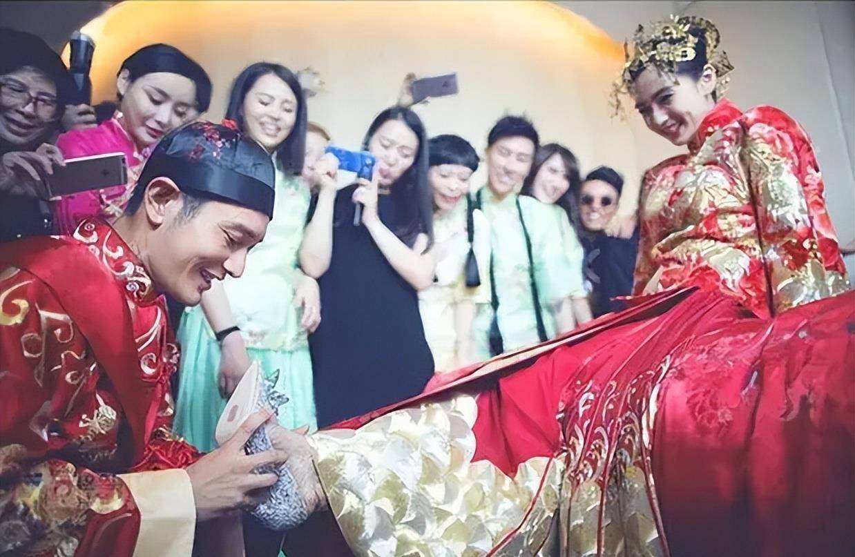 回头再看杨颖和黄晓明二人境遇,夫妻差距一目了然_婚姻_婚礼_朋友