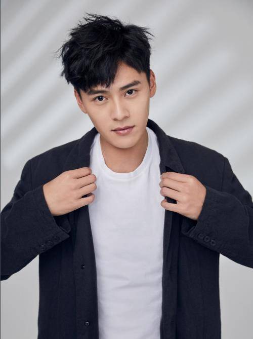 2016年参加电视剧《同学两亿岁》角色选拔,最后获得了男主角的角色