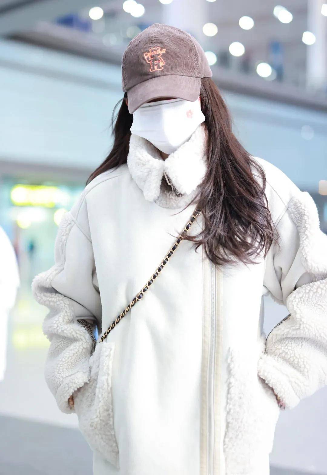 徐梦洁最新机场街拍 ,穿长款羊羔毛大衣配牛仔裤,休闲时尚还保暖_白色