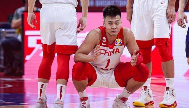 但是通过慢镜头显示,丛明晨是直接在空中腾空摔下来,还压了下赵睿的