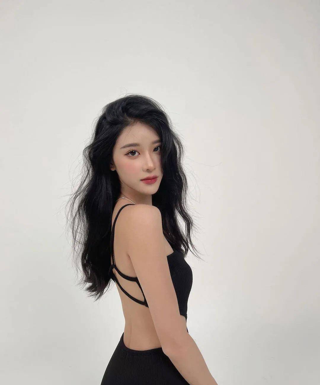 台湾网红杨琪琪,神似洪真英的甜美系女神_网友_脸蛋_天鹅