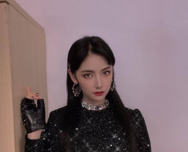 赵粤太难了,长发被"喷"没辨识度,下决心剪短发却又撞脸许佳琪_女孩