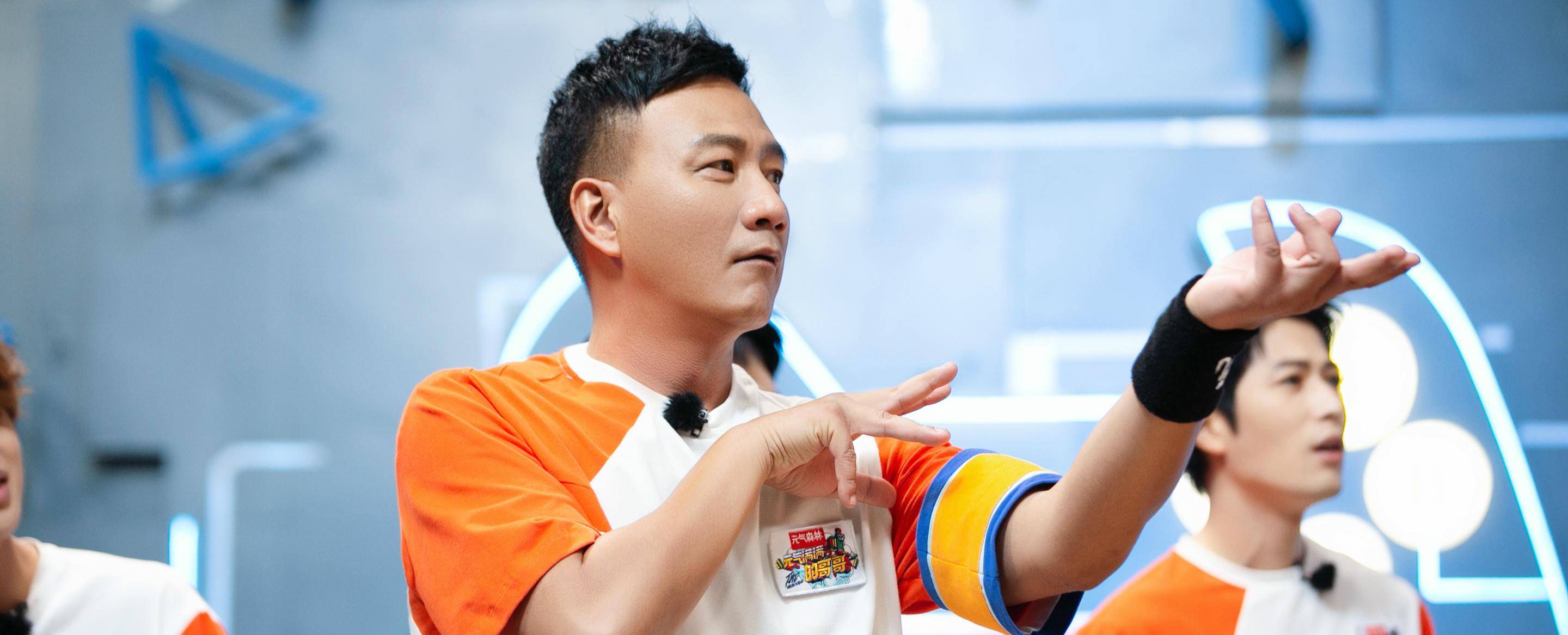 胡军不再硬汉了?这么可爱真实,真的还是他吗?_形象_节目_年轻人