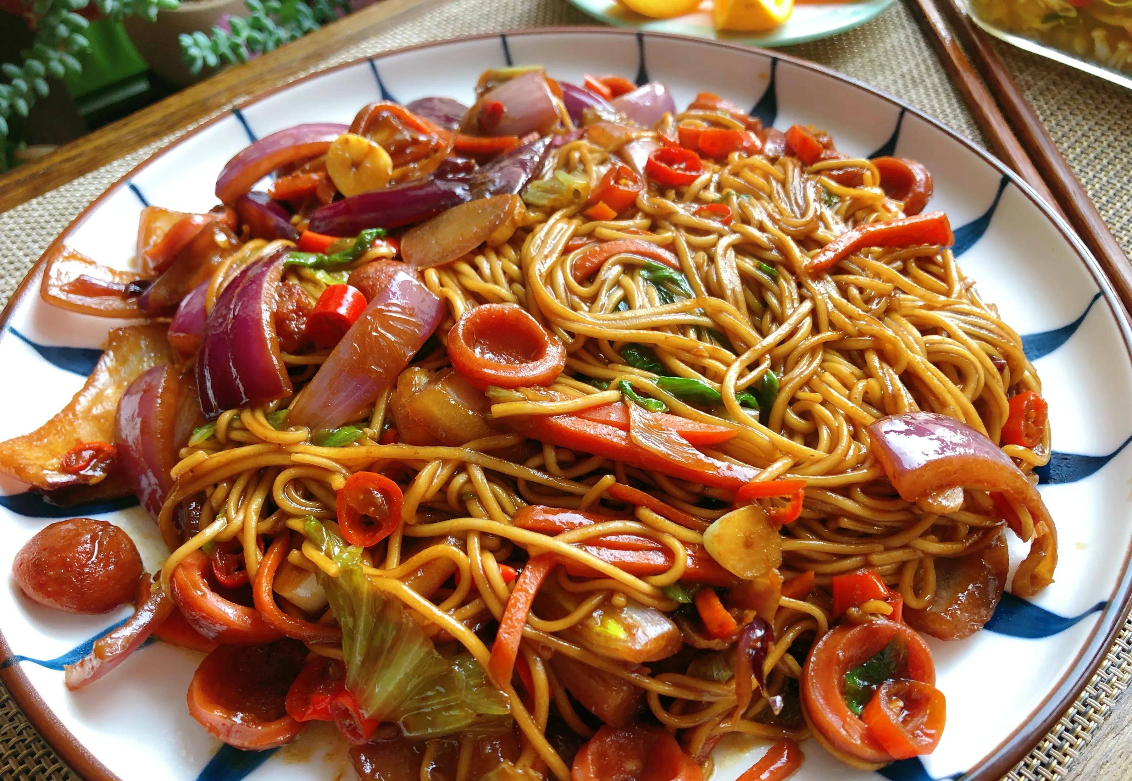 香辣味酱香蔬菜排骨肠炒面,真的是香香的辣辣的,味道好极了_清水_酱汁