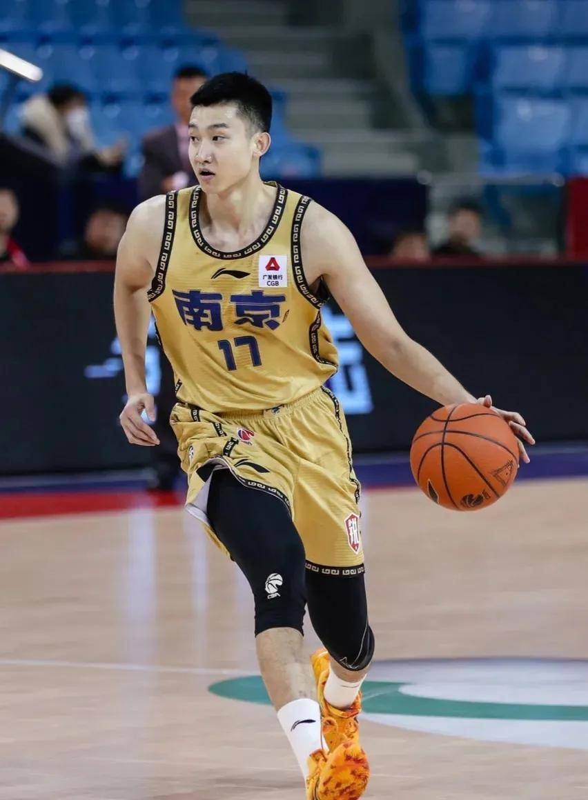 除了上赛季总决赛赢得mvp的江凯本场没有进入比赛名单之外,之前加盟