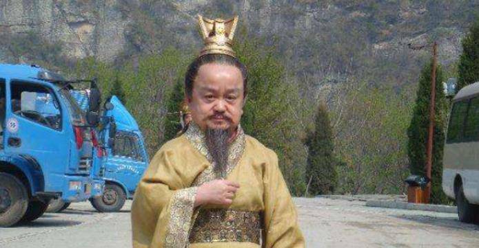 中国第一矮人,身高1米娶小18岁娇妻,如今无戏可拍妻子离去_张伸_娱乐