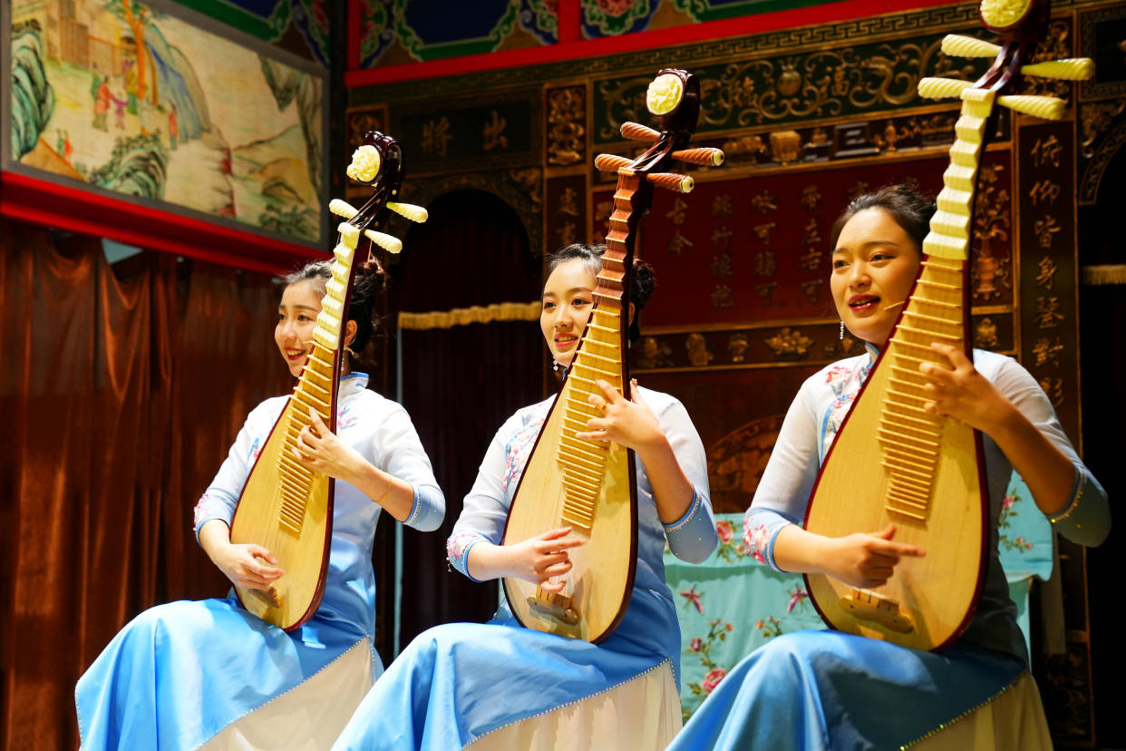 熟悉的音乐又见茉莉花旋律响起来的时候,入耳却是别有韵味的扬州清曲