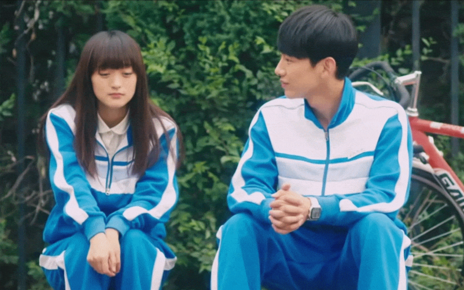 她是白敬亭"初恋",曾被吐槽面瘫脸,如今戴上巨型耳环,美到认不出!