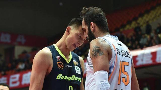 除了和易建联的纠葛外,哈达迪还在2015-16赛季因不满李晓旭在大局已定