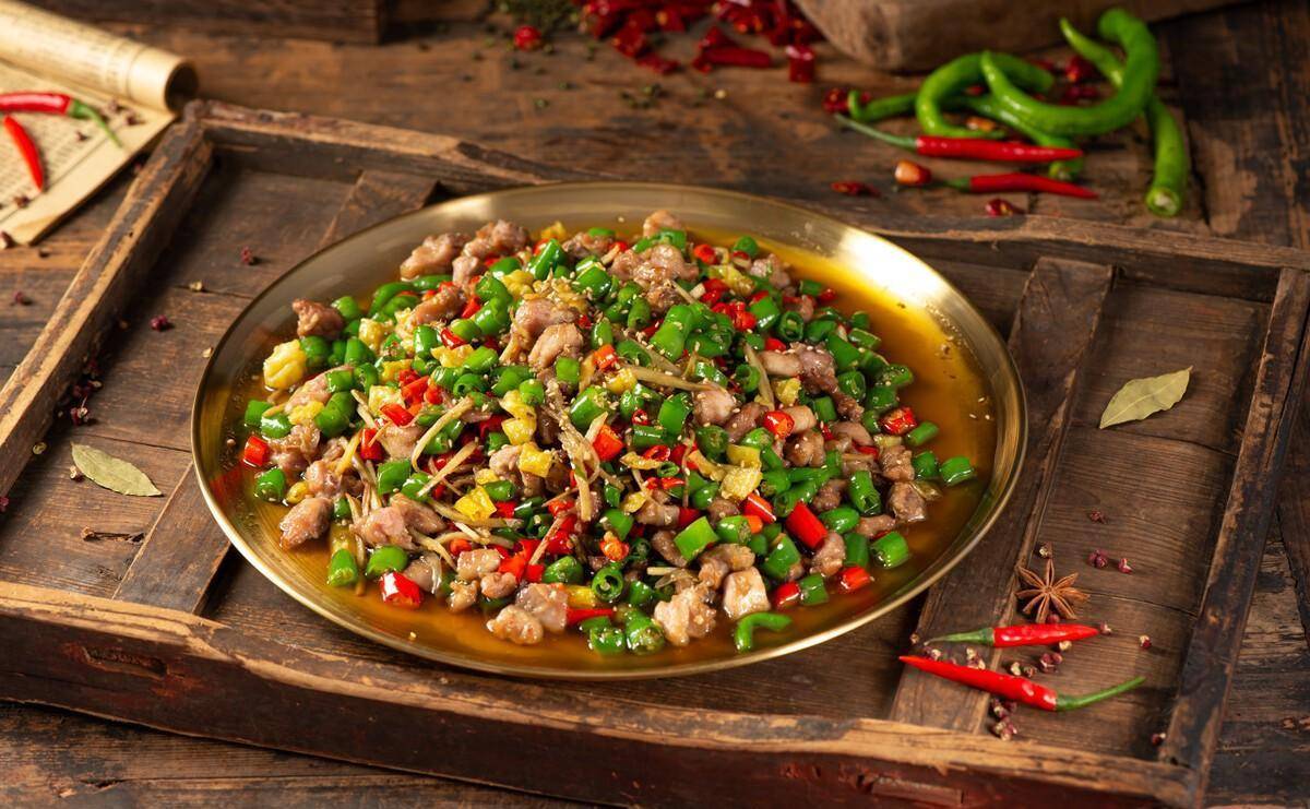 所用的主要材料有:兔肉500克,红二荆条辣椒100克,青椒30克,姜丝80克