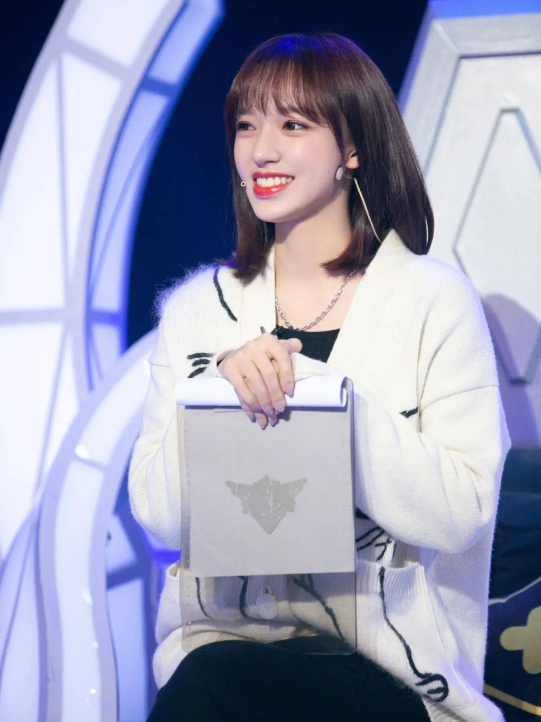 ▼简约风穿搭,舒服又养眼,刘雯女神来教你.▼宋妍霏这一