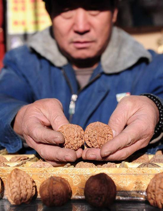 北京大爷买了一对核桃,价值18万8,十几年后盘出了一套四合院_文玩