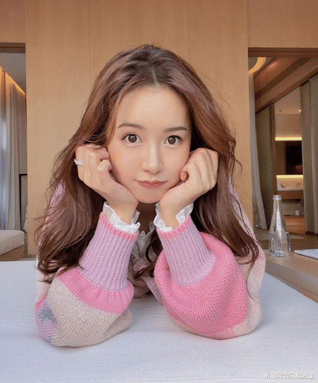 张子萱发自拍,不愧是曾和杨幂齐名的模特,37岁生过两娃还似少女_陈赫