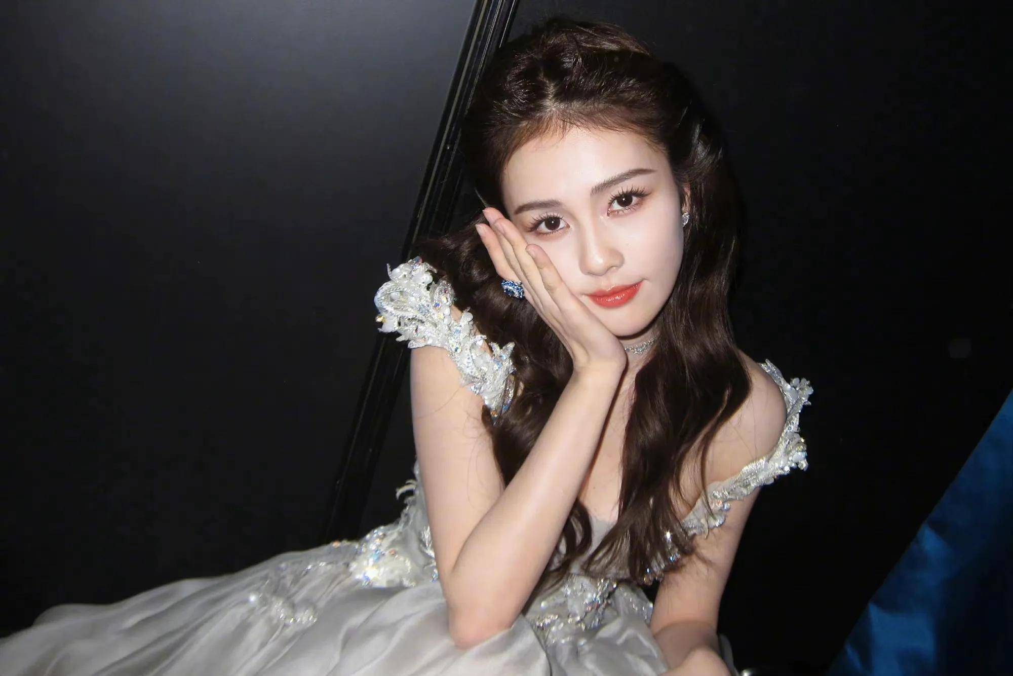 白鹿身材真的太棒了!一身抹胸公主裙将身材完美展现,太心动了插图9