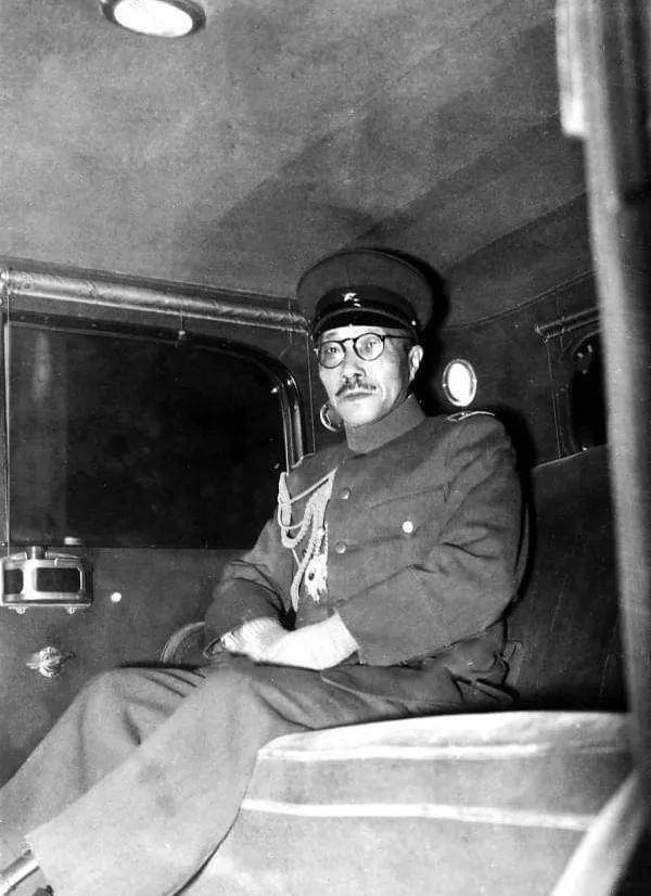 开战前东条英机去赛马,有人争得第一,为何却被他砍死_天皇_赛马场