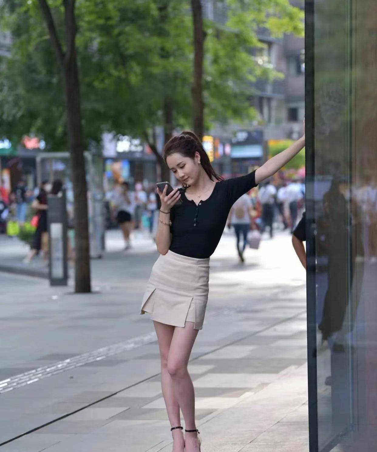 街拍80后美丽小姐姐笑容甜美_身材_款式_女性