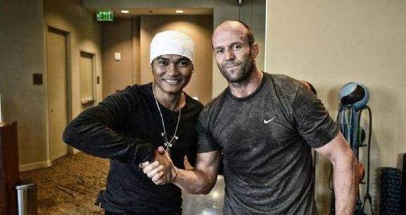 在《杀破狼2》中托尼贾饰演了国外监狱的一名狱警阿猜,功夫好是他的