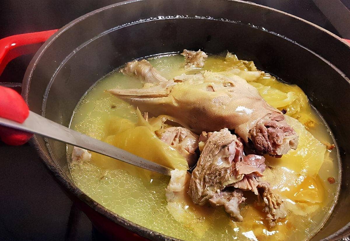 粉丝冲洗干净,下锅焯水,再放入鸭肉汤中,浸泡5分钟,是最佳品鉴时间.