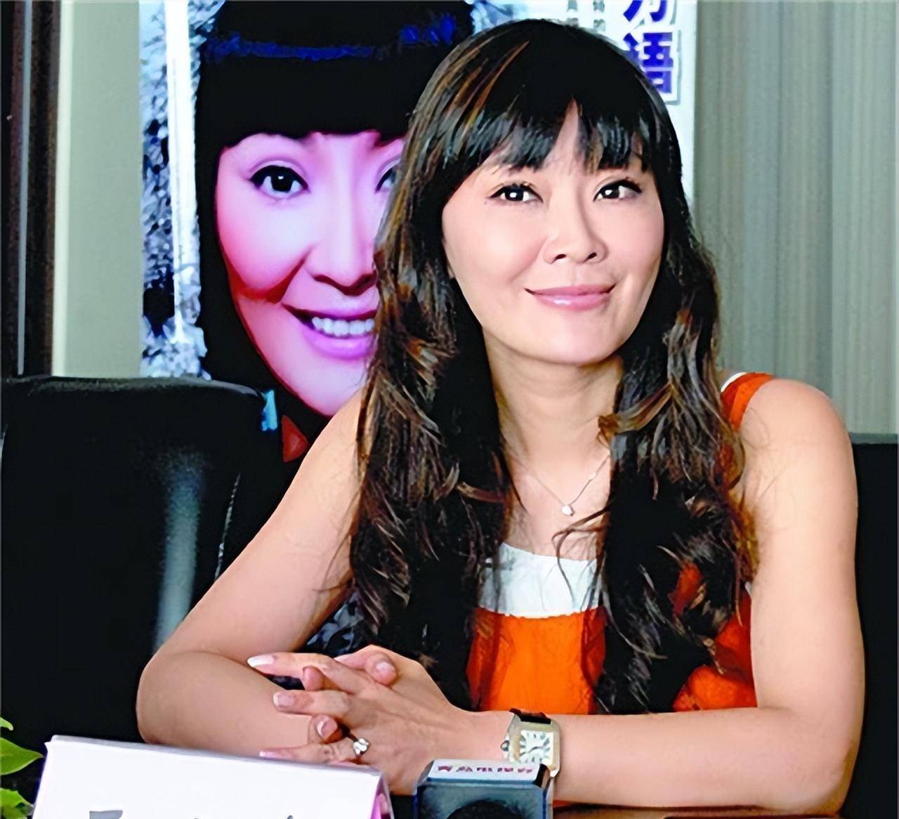 《交换空间》主持人王小骞,41岁高龄产女离开电视,今成网红主播_谭