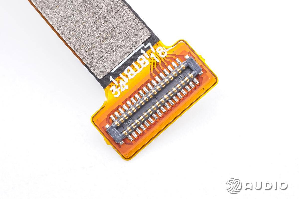 手表表盘内部展示,手表屏幕排线通过亚奇科技的btb连接器与主板连接