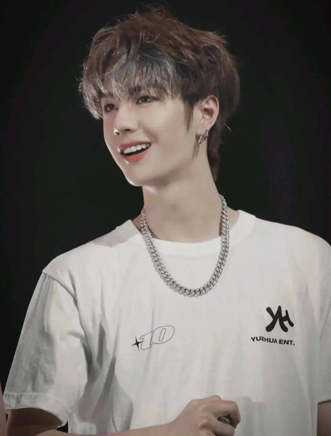 不用所有刘海都放下来好看的偏分发型或者用卷发梳+吹风机吹出弧形