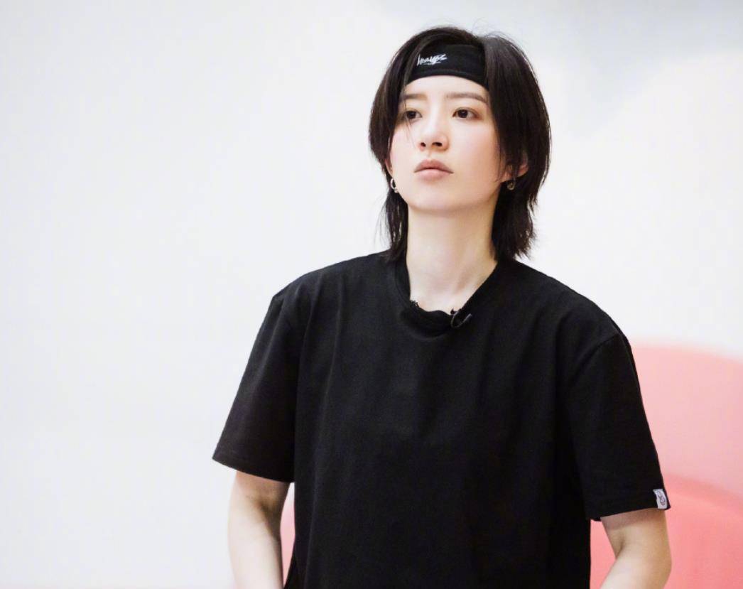 李斯丹妮首晒腹肌,马甲线明显令人羡慕,不愧是宝藏女孩_姐姐_短发