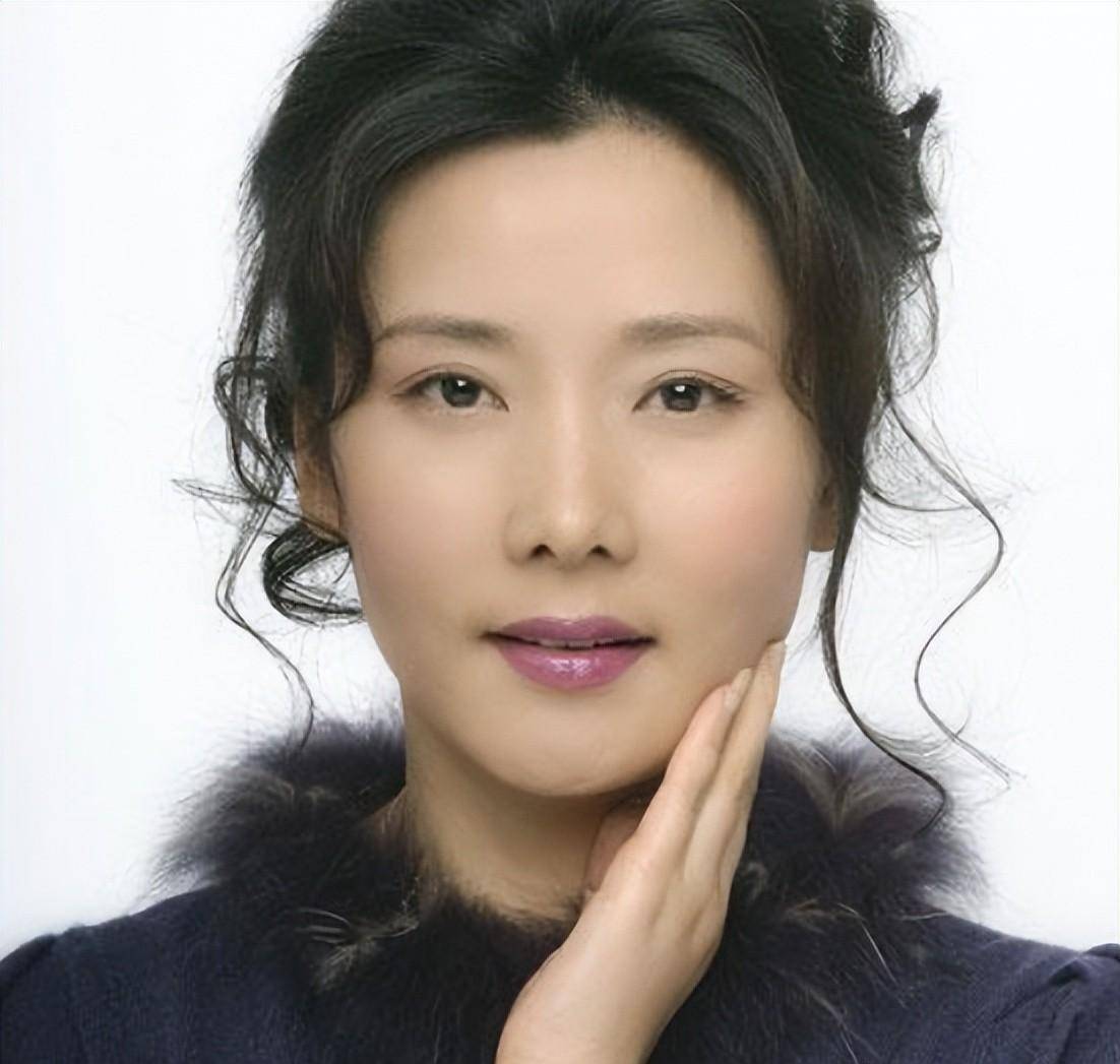 60岁的何赛飞,依旧貌美如花,她喜欢妆容精致,但也无惧素面朝天_杨楠