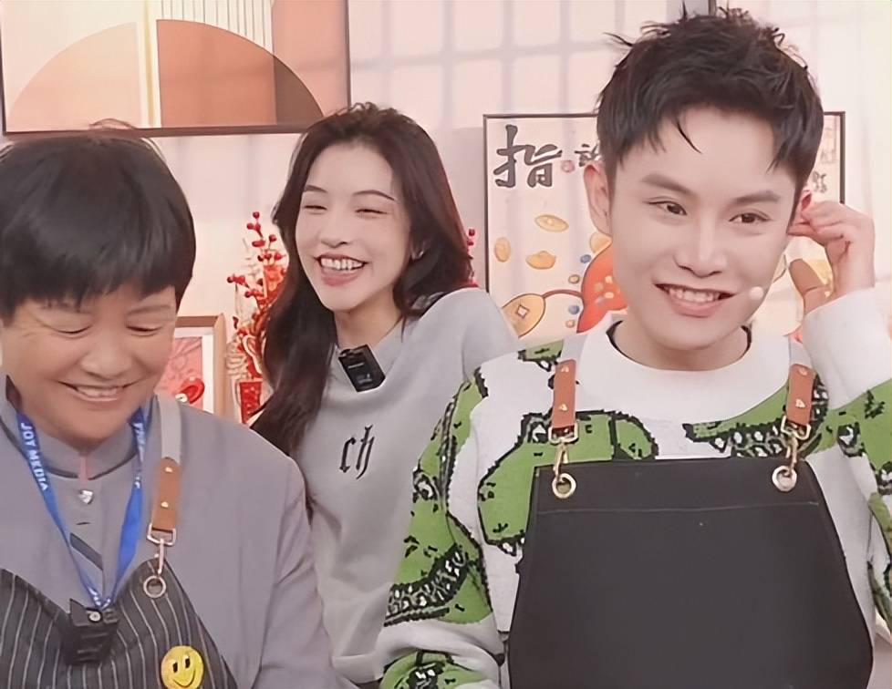 刘思瑶素颜做客毛毛姐直播间!