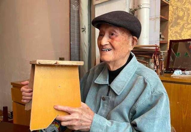 ""板凳爷爷"的大名叫杨茂春,他和老伴李奶奶搬来小区已经21年.