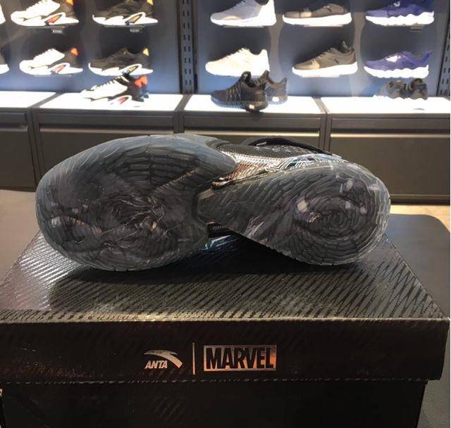 安踏kt3"黑豹"篮球鞋,高帮球鞋威武大气,低帮简单帅气,细节上对比.