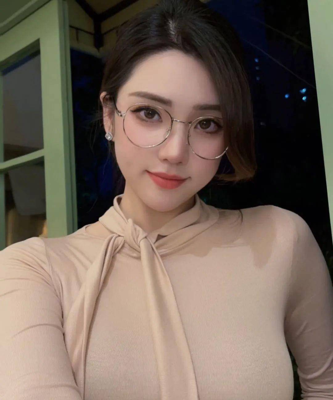 国产网红小蓝蓝,辣度指数爆表的御姐范女神_韩漫_中国_身材