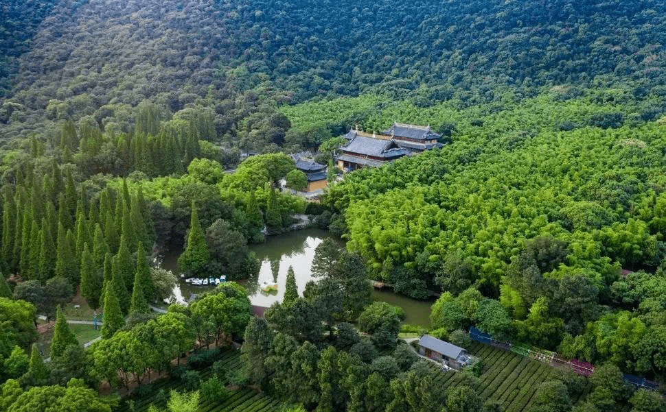 虞山山體由西北向東南展布,峰巒連綿起伏,海拔263米,南北寬約3公里