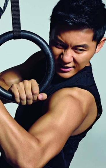 在客厅里面还有很多的健身器材,看来李晨的好身材并不是一日造就的,他