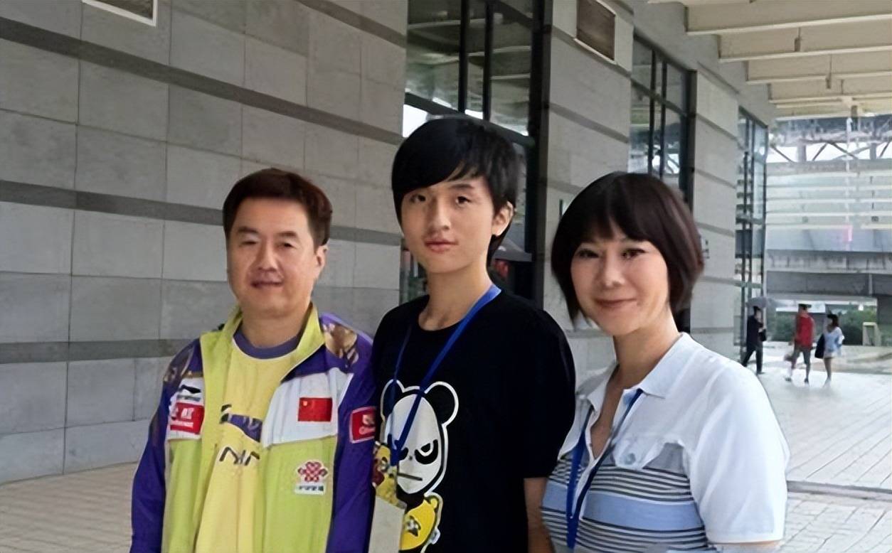二婚娶小23岁女乒弟子,罕见同框像极父女_施之皓_李楠_曹燕华