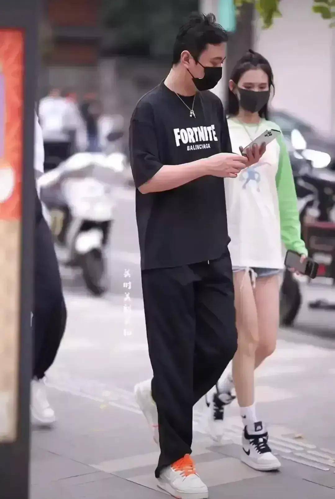 还拉伸腿的比例感,把王思聪的身高和身材完美比例拉开,张扬自己的个性