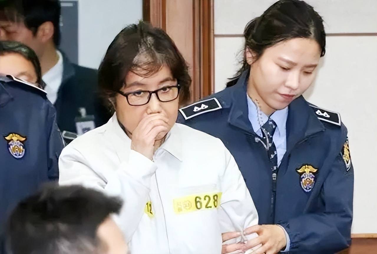 当父亲朴正熙还是韩国总统时,朴槿惠就与崔顺实的父亲崔太敏有着密切