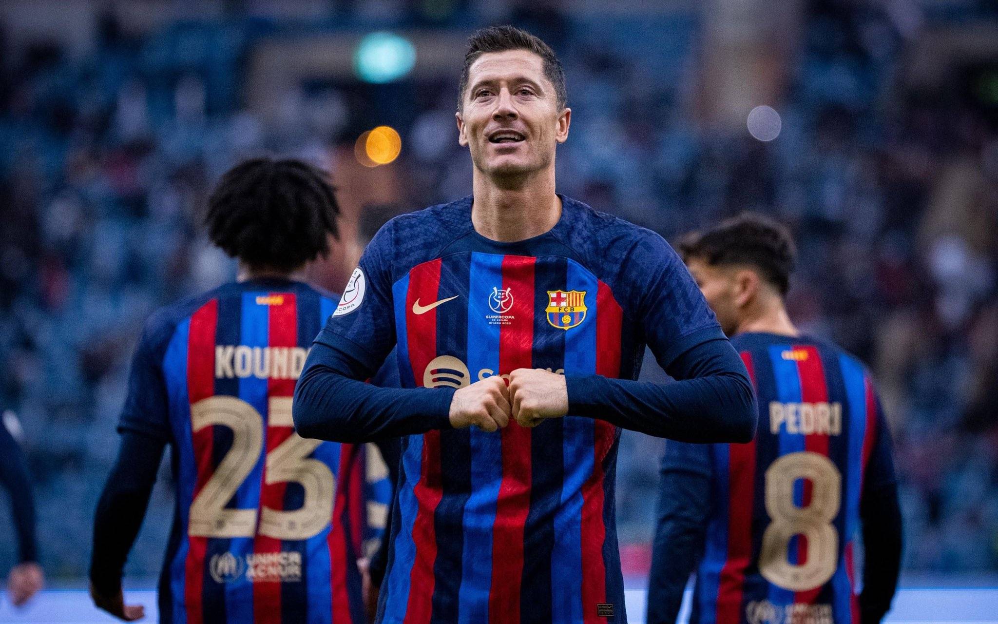 莱万曾想加盟皇马被拒,巴萨只是第二选择,球迷:还不如签c罗呢_本泽马