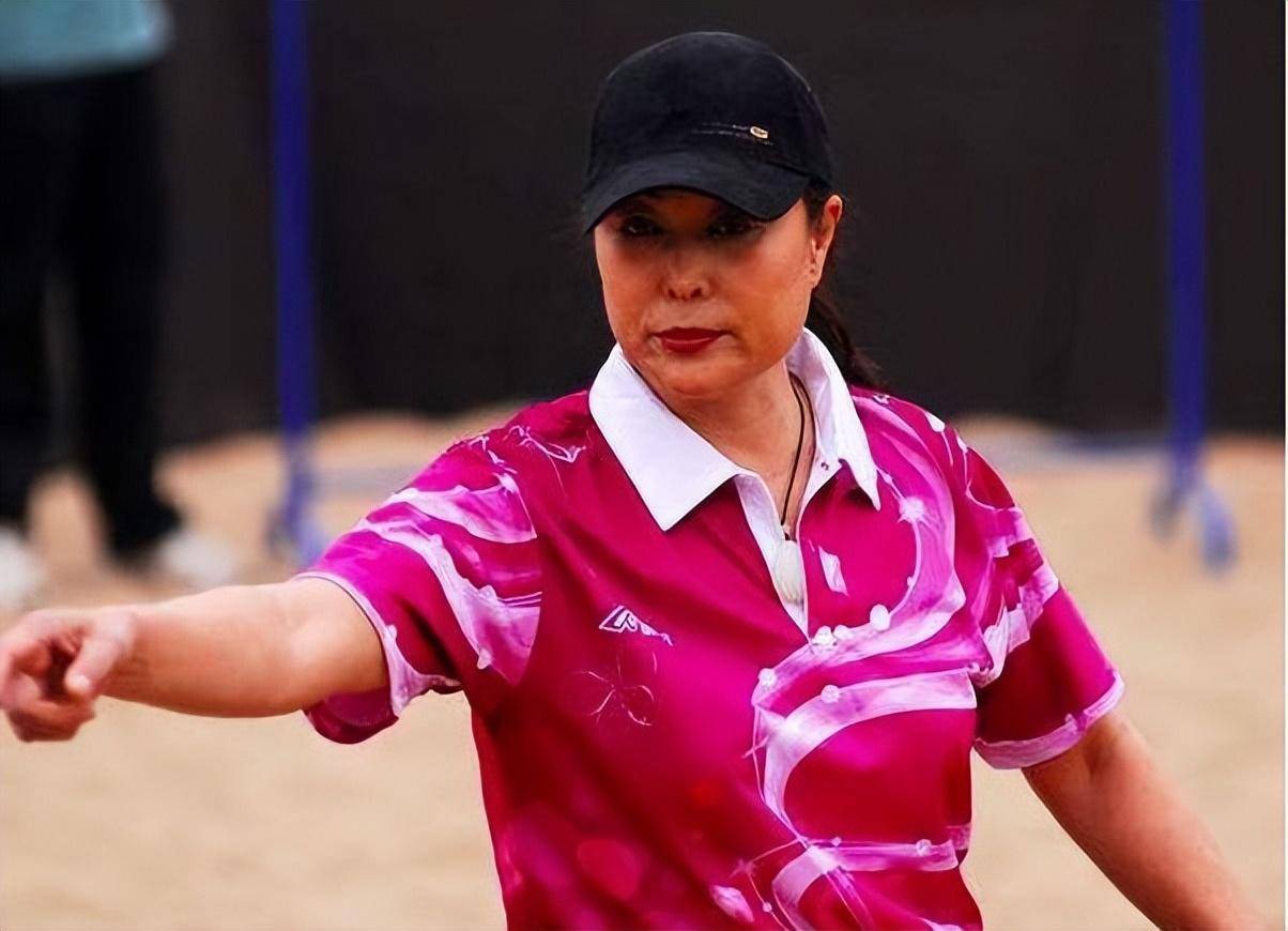 曹慧英:为排球三次推迟婚期,腿打钢板,手指变形仍能带队夺冠_训练