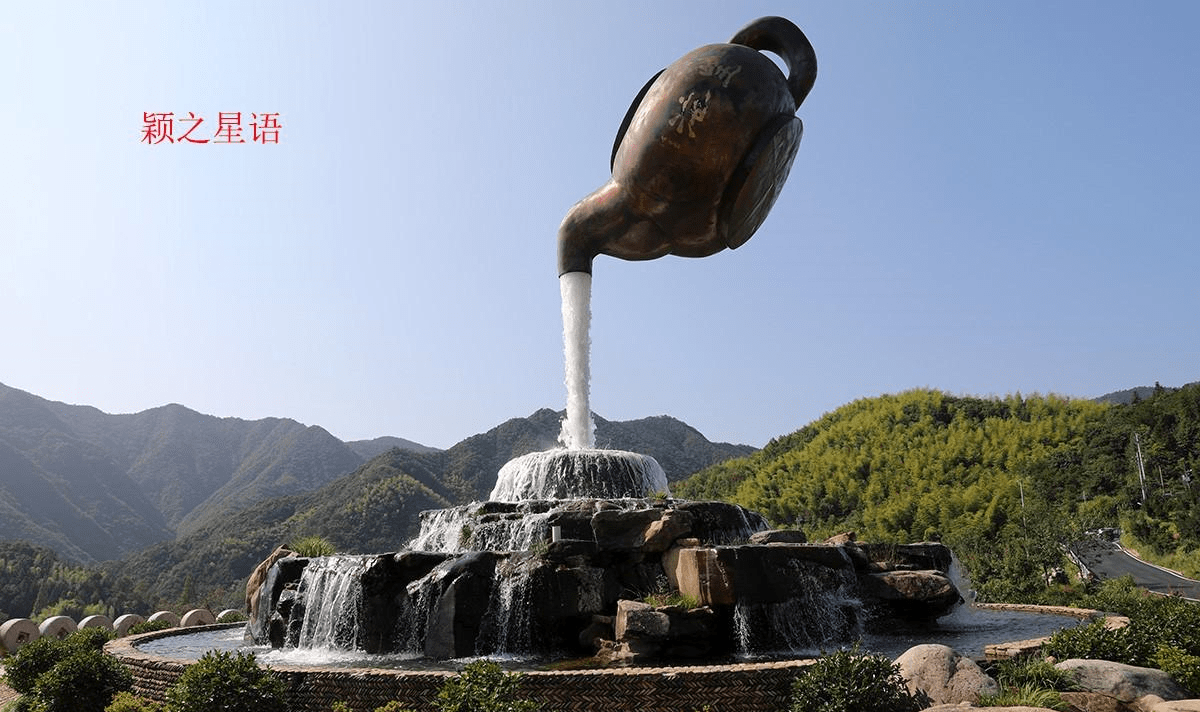 用水管将水抽进茶壶,再放下来,循环往复,就成了天壶倒水沏茶的独特