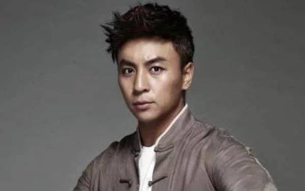 悲惨的释小龙:曾被赞成龙接班人,却情断何洁,助理溺亡没戏拍_武术