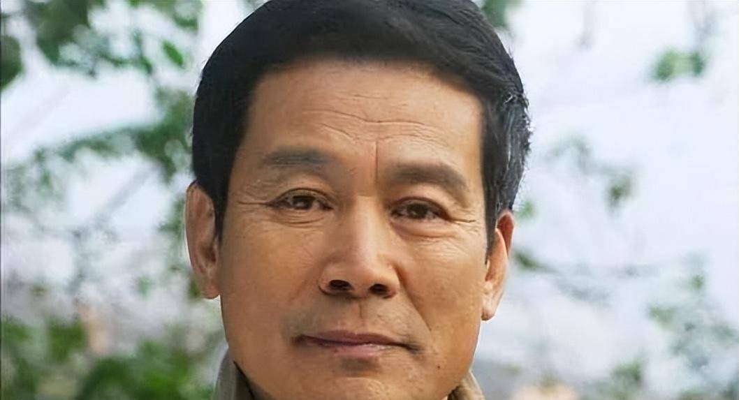 李小燕:成名前是钣金工,24岁登上杂志,41岁嫁大15岁的二婚老公_厂里