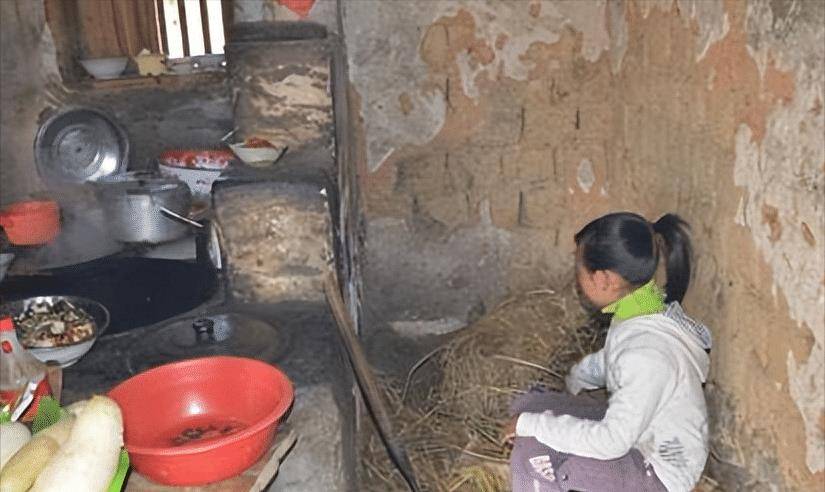 隆仙桃:变形计最清醒的女孩,11岁养活两个弟妹,每天吃剩菜剩饭_弟弟